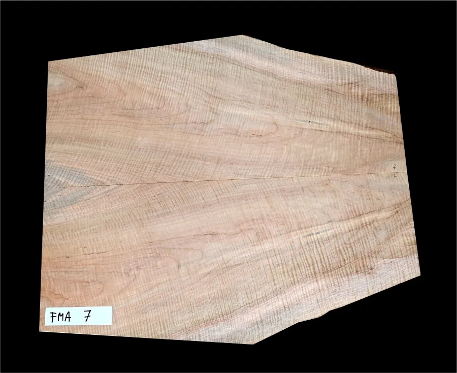 Javor Vlnitý Vrchná doska na Gitaru - Basgitaru FMA 7- 605 x 560/360 x 5,2 mm