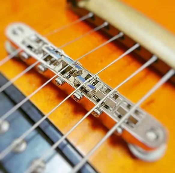 Gotoh GE104B – Kobylka Tune-O-Matic pre 6-strunovú gitaru Les Paul, Zlatá Gotoh GE104B – Kobylka Tune-O-Matic pre 6-strunovú gitaru Les Paul, Zlatá