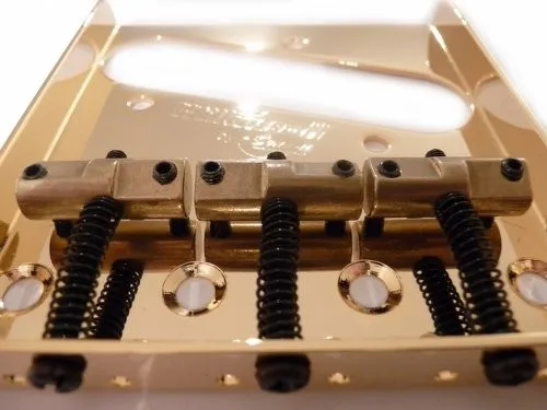 Wilkinson Pevná kobylka pre 6-strunovú gitaru typ Tele, mosadzné kamene – Zlatá